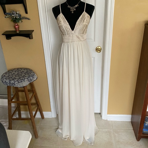 Stunning eggshell colored Lulu's evening gown - Picture 2 of 8